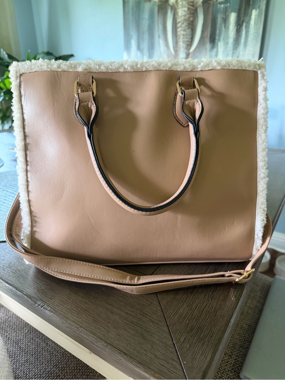 This handbag is the Bevin Vegan Sherpa Trim Tote by the brand Jen & Co.